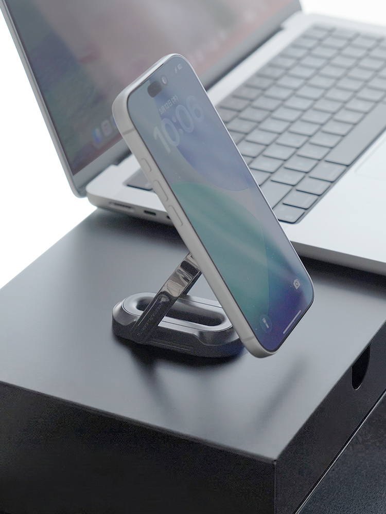 MagSafe対応スマホスタンド/両面マグネット・折りたたみ/位置調整しやすい設計