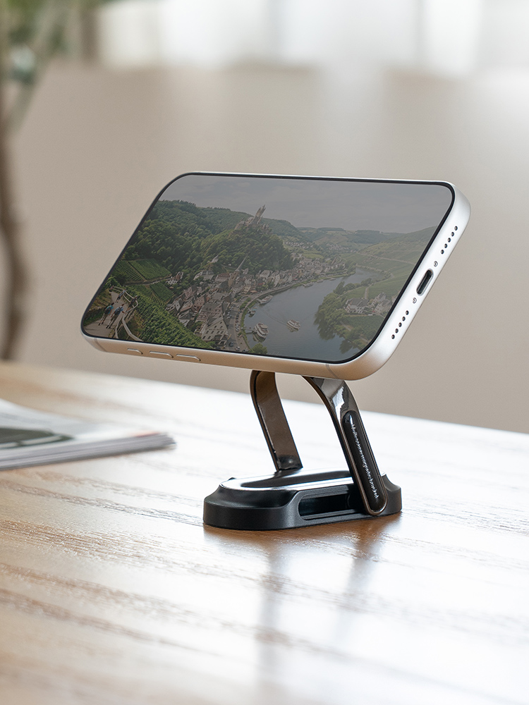MagSafe対応スマホスタンド/両面マグネット・折りたたみ/位置調整しやすい設計