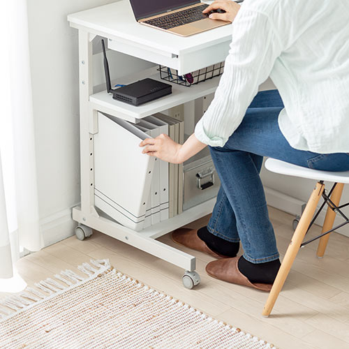 パソコンデスク（幅55cm・省スペース・テレワーク・在宅勤務・収納棚・ラック・勉強机・ゴムキャスター・ホワイト）