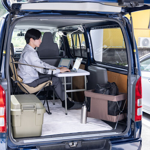 折りたたみテーブル（折りたたみデスク・ミーティングテーブル・樹脂天板・屋外・軽量・幅76.5cm・奥行50cm・高さ57cm・ホワイト）