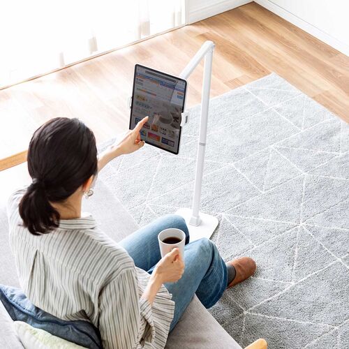 タブレット用フロアスタンド（アーム式・iPad・4～13インチ対応・角度・高さ・360度回転調整可能・ 床置設置・サイネージ・ベッドサイド・ホワイト）