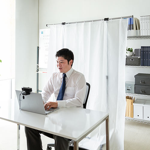 パーテーションカーテン（自立スタンド付・キャスタータイプ・間仕切り・目隠し・飛沫防止・高さ最大166cm・半透明）