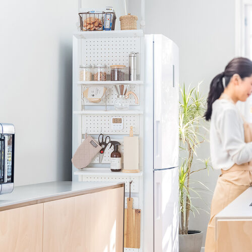 突っ張り棚（突っ張りラック・幅45cm・有孔ボード・シェルフ・棚・4段・壁面収納・ウォールシェルフ・間仕切り・キッチン・玄関・パントリー・スリム・工事不要・ホワイト）