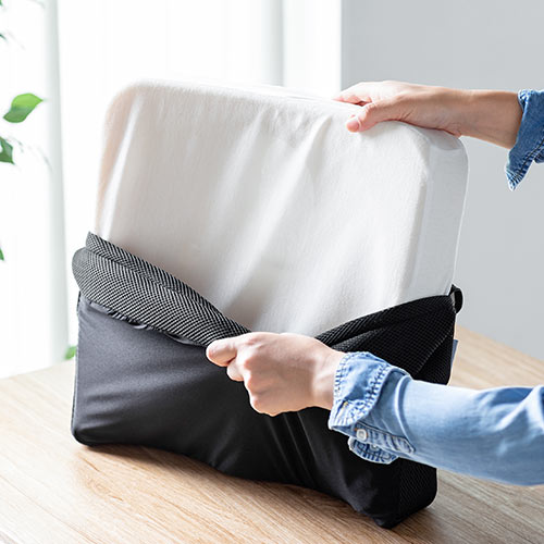 ウレタンクッション（高密度・エルゴ形状・接触冷感生地・裏面滑り止め・洗濯可能・テレワーク・在宅勤務・クッション・座布団・黒）