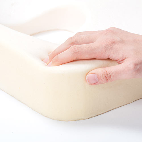 ウレタンクッション（高密度・エルゴ形状・接触冷感生地・裏面滑り止め・洗濯可能・テレワーク・在宅勤務・クッション・座布団・黒）