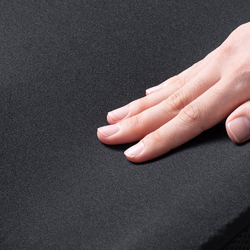 ウレタンクッション（高密度・エルゴ形状・接触冷感生地・裏面滑り止め・洗濯可能・テレワーク・在宅勤務・クッション・座布団・黒）