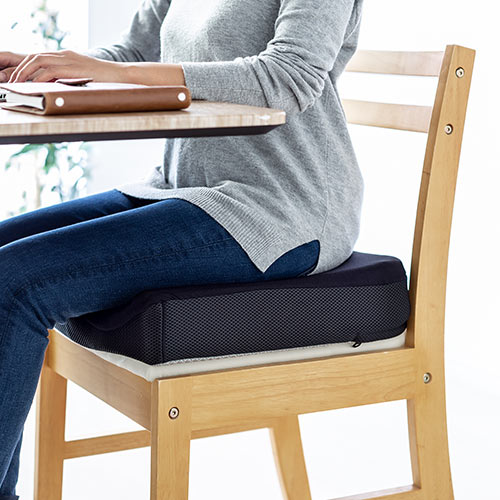 ウレタンクッション（高密度・エルゴ形状・接触冷感生地・裏面滑り止め・洗濯可能・テレワーク・在宅勤務・クッション・座布団・黒）