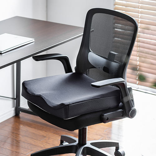 ウレタンクッション（高密度・エルゴ形状・接触冷感生地・裏面滑り止め・洗濯可能・テレワーク・在宅勤務・クッション・座布団・黒）