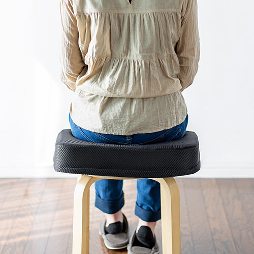 ウレタンクッション（高密度・エルゴ形状・接触冷感生地・裏面滑り止め・洗濯可能・テレワーク・在宅勤務・クッション・座布団・黒）