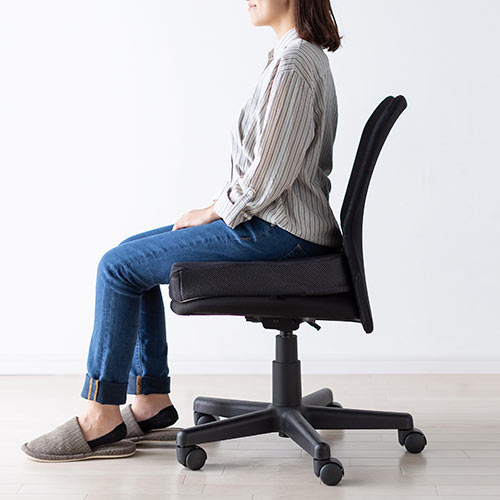 ウレタンクッション（高密度・エルゴ形状・接触冷感生地・裏面滑り止め・洗濯可能・テレワーク・在宅勤務・クッション・座布団・黒）