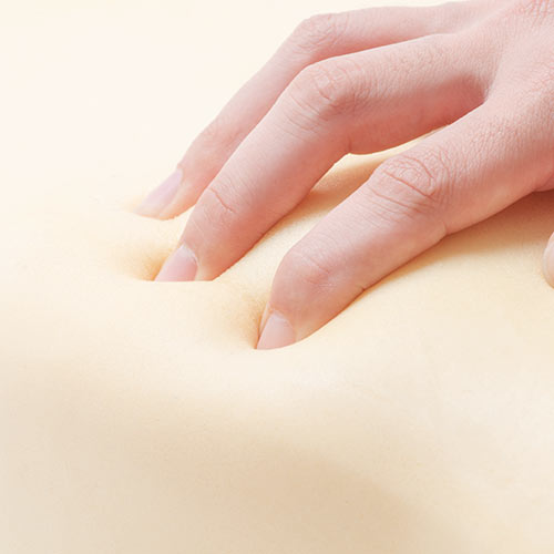 ウレタンクッション（低反発・エルゴ形状・メッシュ生地・裏面滑り止め・洗濯可能・テレワーク・在宅勤務・クッション・座布団・青）