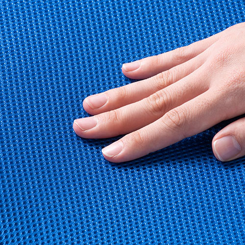 ウレタンクッション（低反発・エルゴ形状・メッシュ生地・裏面滑り止め・洗濯可能・テレワーク・在宅勤務・クッション・座布団・青）