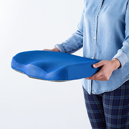 ウレタンクッション（低反発・エルゴ形状・メッシュ生地・裏面滑り止め・洗濯可能・テレワーク・在宅勤務・クッション・座布団・青）