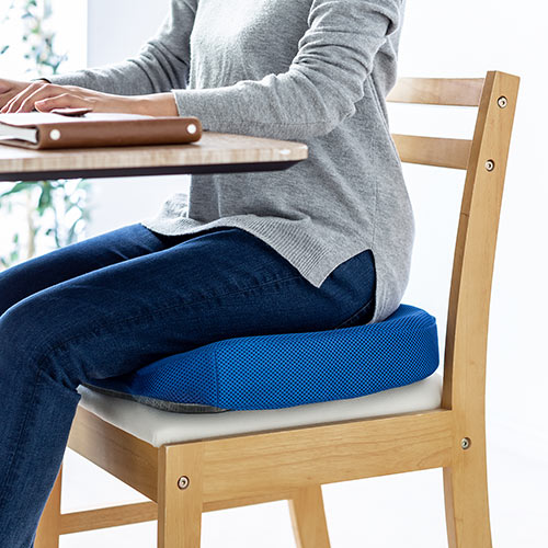 ウレタンクッション（低反発・エルゴ形状・メッシュ生地・裏面滑り止め・洗濯可能・テレワーク・在宅勤務・クッション・座布団・青）
