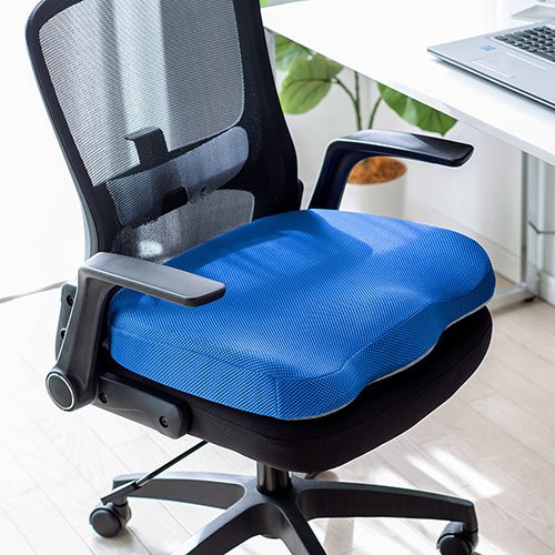 ウレタンクッション（低反発・エルゴ形状・メッシュ生地・裏面滑り止め・洗濯可能・テレワーク・在宅勤務・クッション・座布団・青）