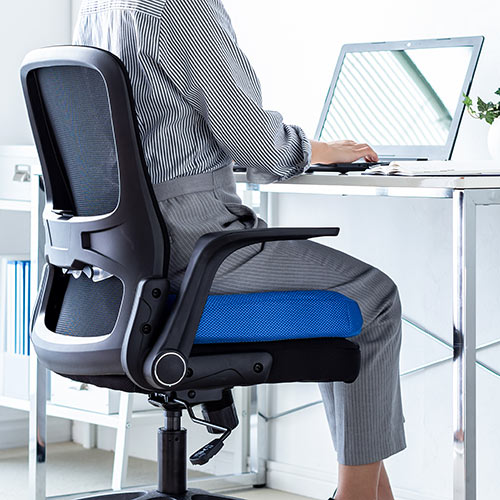 ウレタンクッション（低反発・エルゴ形状・メッシュ生地・裏面滑り止め・洗濯可能・テレワーク・在宅勤務・クッション・座布団・青）