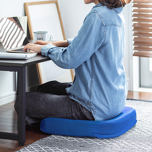 ウレタンクッション（低反発・エルゴ形状・メッシュ生地・裏面滑り止め・洗濯可能・テレワーク・在宅勤務・クッション・座布団・青）