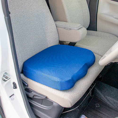 ウレタンクッション（低反発・エルゴ形状・メッシュ生地・裏面滑り止め・洗濯可能・テレワーク・在宅勤務・クッション・座布団・青）