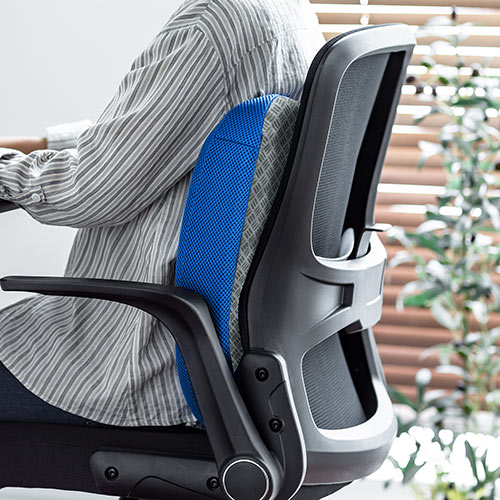 ウレタンクッション（低反発・エルゴ形状・メッシュ生地・裏面滑り止め・洗濯可能・テレワーク・在宅勤務・クッション・座布団・青）