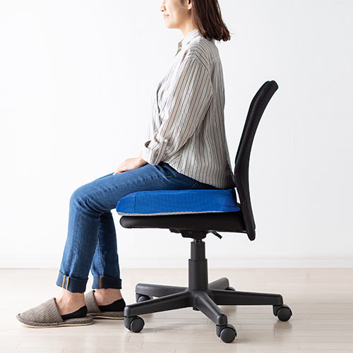 ウレタンクッション（低反発・エルゴ形状・メッシュ生地・裏面滑り止め・洗濯可能・テレワーク・在宅勤務・クッション・座布団・青）