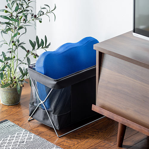 ウレタンクッション（低反発・エルゴ形状・メッシュ生地・裏面滑り止め・洗濯可能・テレワーク・在宅勤務・クッション・座布団・青）