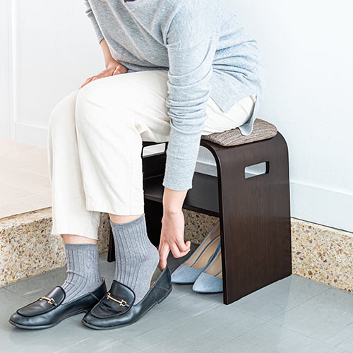 玄関椅子（玄関チェア・玄関ベンチ・スツール・腰かけ・靴収納・スリッパ収納・クッション付き・木製・曲木・ブラウン）