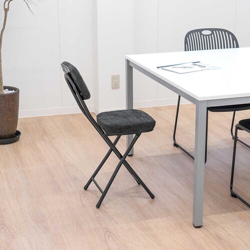 折りたたみチェア（コンパクト・軽量・クッション・パイプ・布・背もたれ・持ち運び・キッチン・ファブリック・スリム・完成品・ブラック）