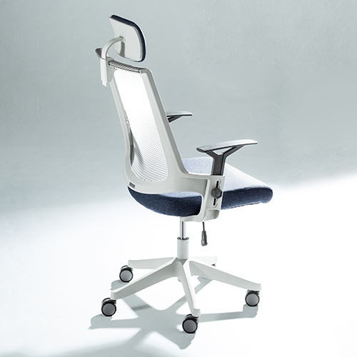 メッシュチェア（ロッキング・ハイバック・ヘッドレスト着脱可能・肘掛け付き・ホワイトフレーム・ウレタンキャスター・ブルー）