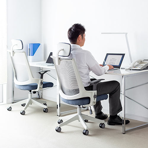 メッシュチェア（ロッキング・ハイバック・ヘッドレスト着脱可能・肘掛け付き・ホワイトフレーム・ウレタンキャスター・ブルー）