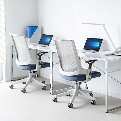 メッシュチェア（ロッキング・ハイバック・ヘッドレスト着脱可能・肘掛け付き・ホワイトフレーム・ウレタンキャスター・ブルー）