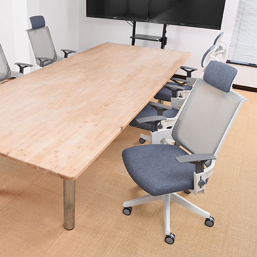 メッシュチェア（ロッキング・ハイバック・ヘッドレスト着脱可能・肘掛け付き・ホワイトフレーム・ウレタンキャスター・ブルー）