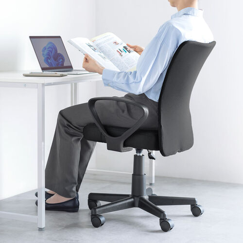 オフィスチェア（事務椅子・アームレスト付き・コンパクト・ランバーサポート・ミドルバック・キャスター付き・ブラック）