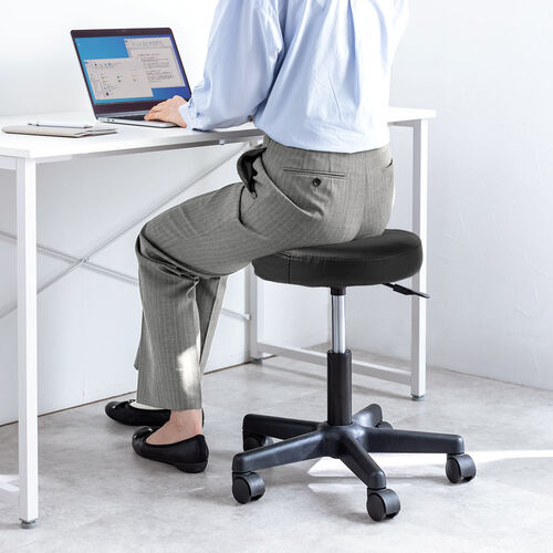 丸椅子（回転椅子・ラウンドスツール・高さ調節可能・低めタイプ・座面高さ約42～54cm・昇降幅12cm・オフィススツール・エステスツール・キャスター・360°回転・ブラック）