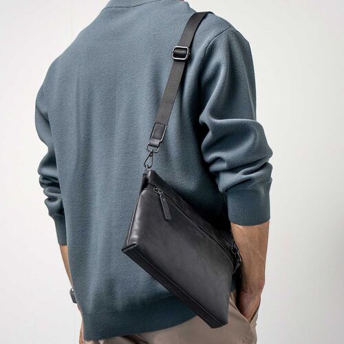 サコッシュ（本革・4WAY・ショルダーバッグ・薄型・iPad 11インチ対応・クラッチバッグ・肩掛け・バッグ・スマホポーチ・メンズ・ブラック）