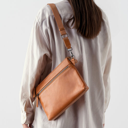 サコッシュ（本革・4WAY・ショルダーバッグ・薄型・iPad 11インチ対応・クラッチバッグ・肩掛け・バッグ・スマホポーチ・メンズ・レディース・ブラウン）