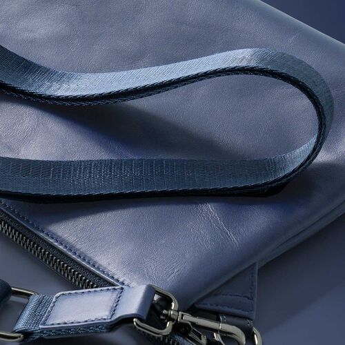 サコッシュ（本革・4WAY・ショルダーバッグ・薄型・iPad 11インチ対応・クラッチバッグ・肩掛け・バッグ・スマホポーチ・メンズ・ネイビー）
