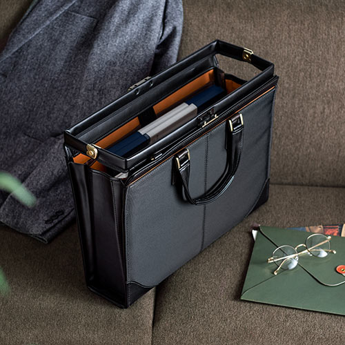 ビジネスバッグ（日本製・肩掛け・ショルダー・鎧布生地・ダレスバッグ・A4対応・ブラック）