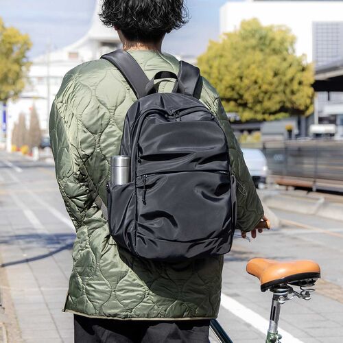 タウンリュック（カジュアル・ビジネスバッグ・19L・軽量・男女兼用・タックデザイン・バックパック・撥水・A4サイズ・14インチ・ノートPC収納・メンズ・レディース・通勤・通学・旅行・ブラック）