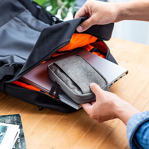 ポーチ（トラベルポーチ・ガジェットポーチ・小物入れ・おしゃれ・大容量・人気・おすすめ・男性・仕切り・収納・便利・持ち運び・ファスナーガード・ストラップ・グレー）BAGIN012GY