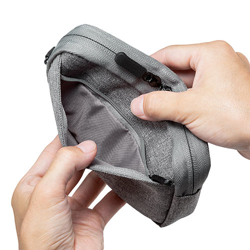 ポーチ（トラベルポーチ・ガジェットポーチ・小物入れ・おしゃれ・大容量・人気・おすすめ・男性・仕切り・収納・便利・持ち運び・ファスナーガード・ストラップ・グレー）BAGIN012GY