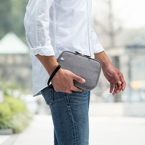 ポーチ（トラベルポーチ・ガジェットポーチ・小物入れ・おしゃれ・大容量・人気・おすすめ・男性・仕切り・収納・便利・持ち運び・ストラップ・グレー）BAGIN018GY