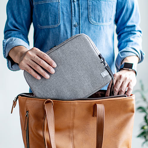 ポーチ（トラベルポーチ・ガジェットポーチ・小物入れ・おしゃれ・大容量・人気・おすすめ・男性・仕切り・収納・便利・持ち運び・2層式・B5サイズ・グレー）BAGIN024GY