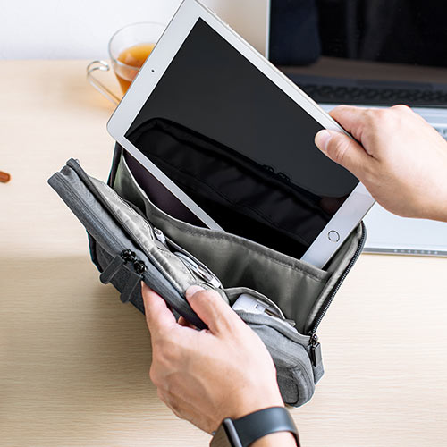 ポーチ（トラベルポーチ・ガジェットポーチ・小物入れ・おしゃれ・大容量・人気・おすすめ・男性・仕切り・収納・便利・持ち運び・2層式・B5サイズ・グレー）BAGIN024GY