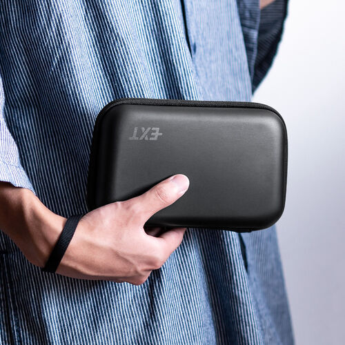 ポーチ（トラベルポーチ・ガジェットポーチ・小物入れ・おしゃれ・大容量・人気・おすすめ・男性・仕切り・収納・便利・持ち運び・セミハード・フルオープンファスナー・ストラップ・黒）BAGIN027BK