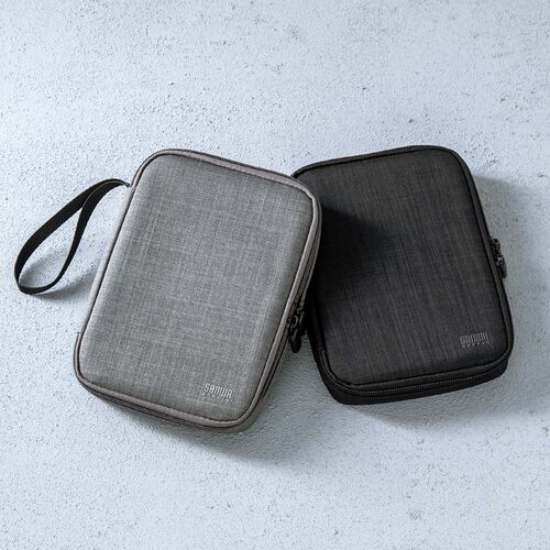 ポーチ（トラベルポーチ・ガジェットポーチ・小物入れ・おしゃれ・大容量・人気・おすすめ・男性・仕切り・収納・便利・持ち運び・フルオープン・薄型・ゴムバンド・黒）BAGIN035BK