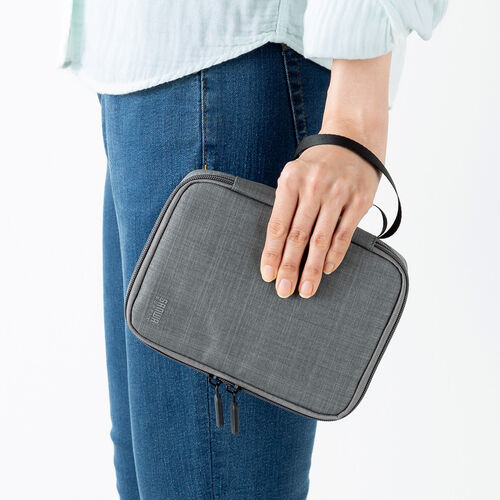 ポーチ（トラベルポーチ・ガジェットポーチ・小物入れ・おしゃれ・大容量・人気・おすすめ・男性・仕切り・収納・便利・持ち運び・フルオープン・薄型・ゴムバンド・グレー）BAGIN035GY