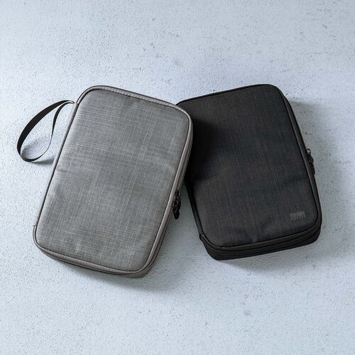 ポーチ（トラベルポーチ・ガジェットポーチ・小物入れ・おしゃれ・大容量・人気・おすすめ・男性・仕切り・収納・便利・持ち運び・フルオープン・薄型・ゴムバンド固定・黒）BAGIN036BK