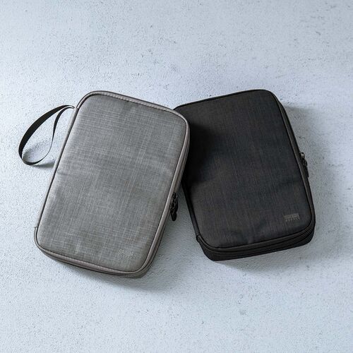 ポーチ（トラベルポーチ・ガジェットポーチ・小物入れ・おしゃれ・大容量・人気・おすすめ・男性・仕切り・収納・便利・持ち運び・フルオープン・薄型・ゴムバンド固定・グレー）BAGIN036GY