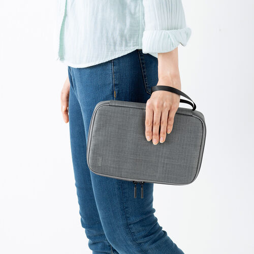 ポーチ（トラベルポーチ・ガジェットポーチ・小物入れ・おしゃれ・大容量・人気・おすすめ・男性・仕切り・収納・便利・持ち運び・フルオープン・薄型・ゴムバンド固定・グレー）BAGIN036GY