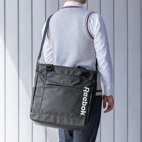 3WAYトートバッグ（Reebok・防水生地・手提げ・肩掛け・リュック・ショルダー・長さ調整・大容量20L・A4収納・ビジネストート・15.6インチPC対応・ロゴホワイト)
